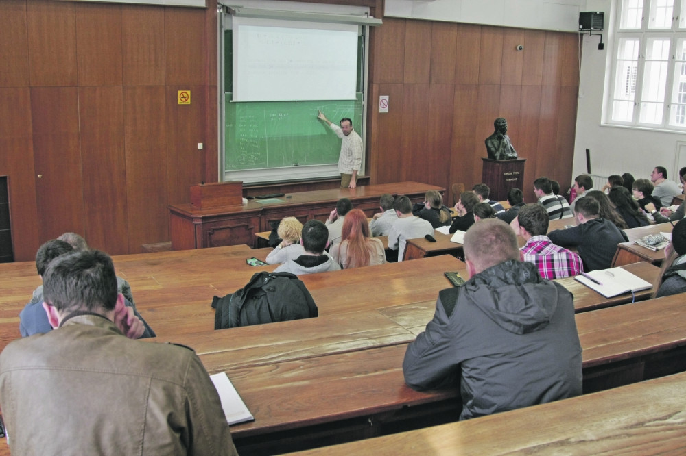 Profesorka od koje drhte beogradski studenti uvela novo pravilo! Ovo niko nije smeo da ponese na ispit!