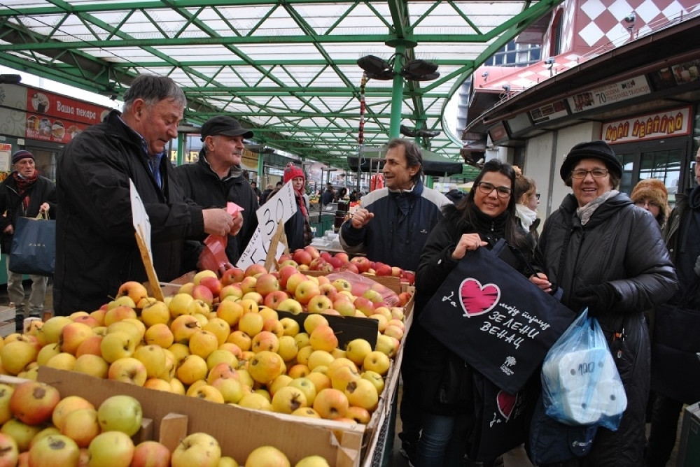 Na "Zelenjaku" danas kupcima delili cegere (FOTO)