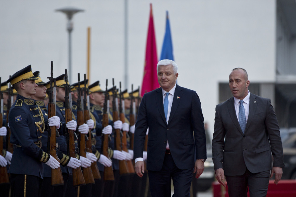 Crnogorski premijer u poseti Kosovu, dočekali ga ratni zločinci