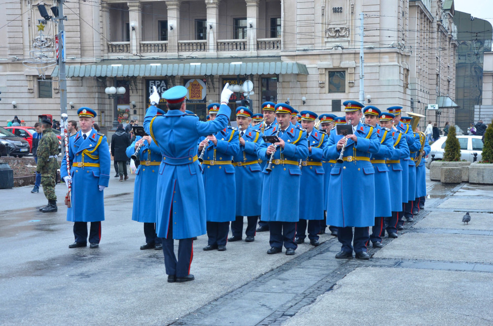 Promenadni defilei vojnih orkestara i prikaz naoružanja po gradovima Srbije (FOTO)