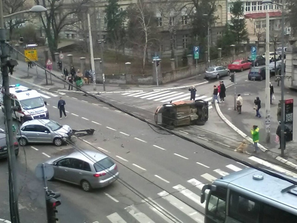 Auto se prevrnuo na krov, povređeno troje dece!