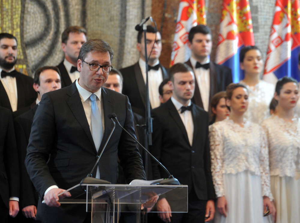 Vučić: Vredno učite i volite Srbiju!