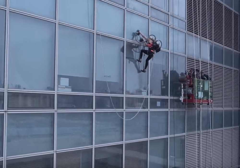 Popeo se na zgradu pomoću usisivača!