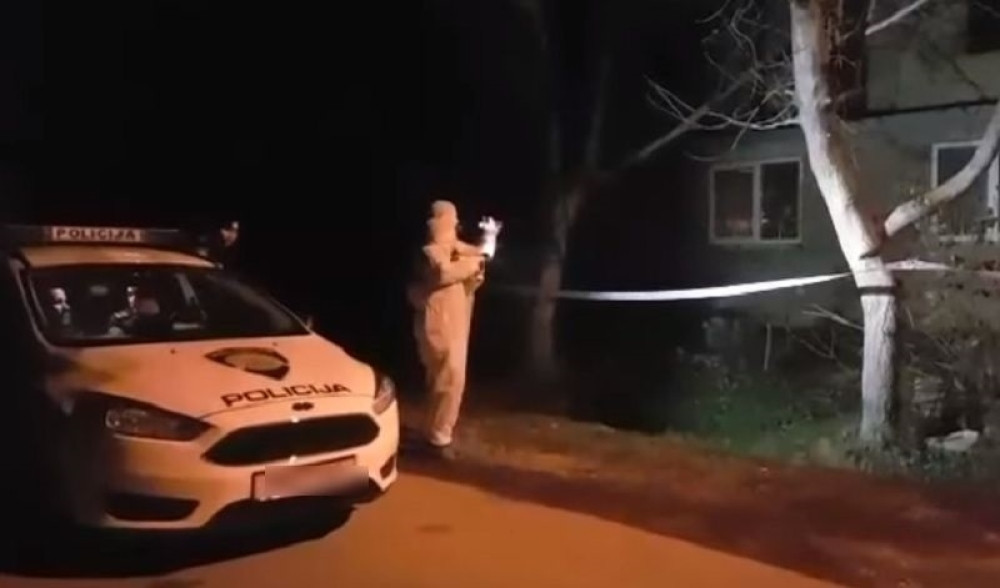 Iskasapila muža dok se igrao sa decom!