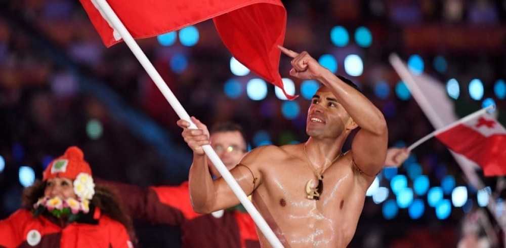 Tongoanac pokazao mišiće i izludeo devojke (FOTO)