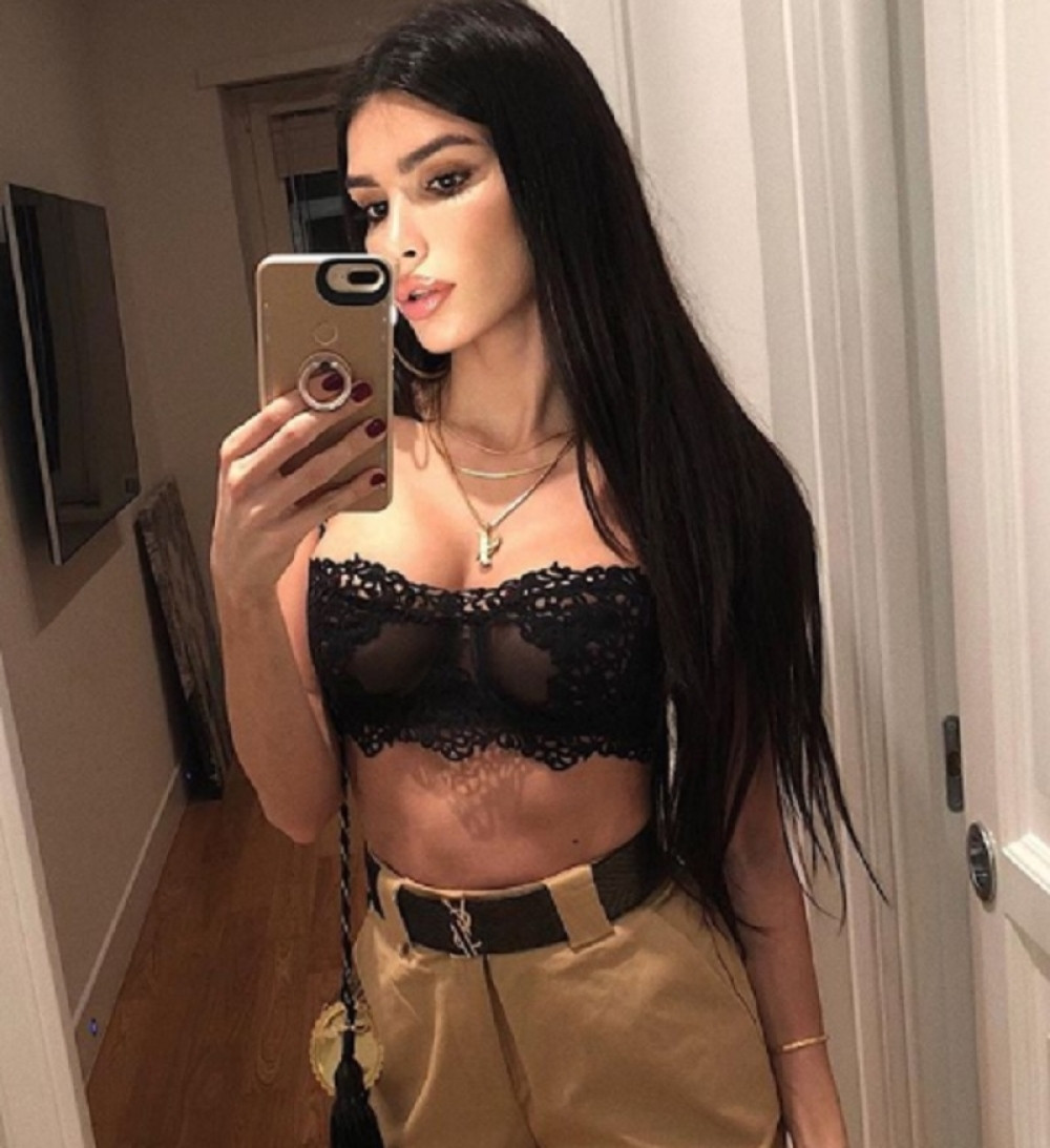 Vrela Švonja uzdrmala mreže minijaturnim bikinijem