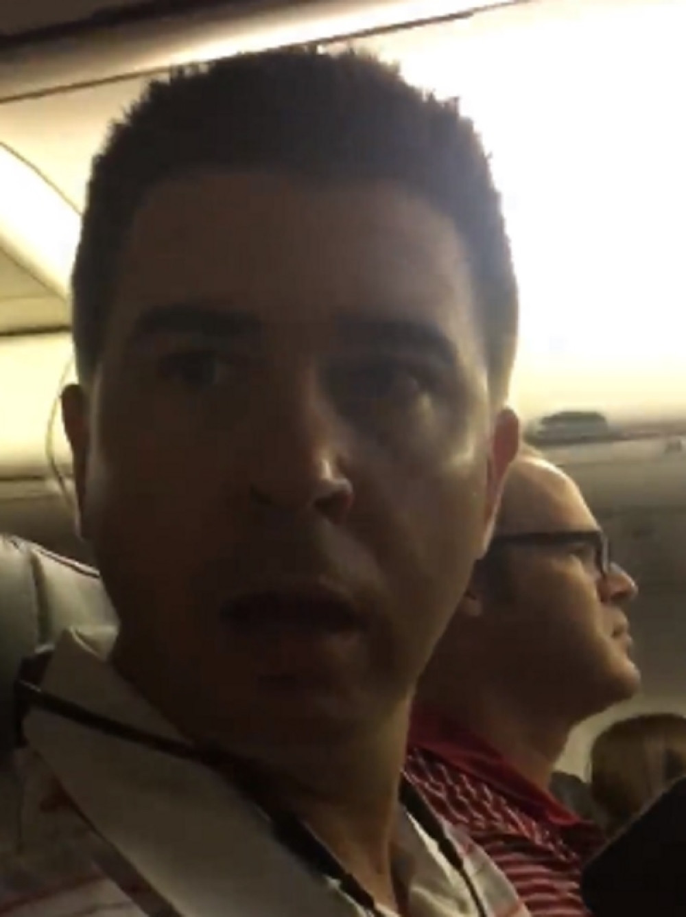 Bio je sa ženom u avionu, pa se zabezeknuo kada je čuo kapetana (VIDEO)