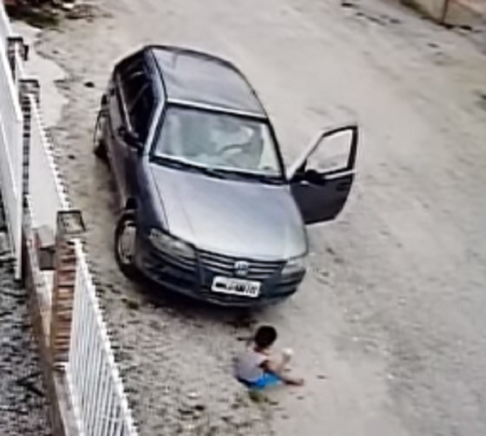 Stric nije video dečaka ispred kola, krenuo i pregazio ga