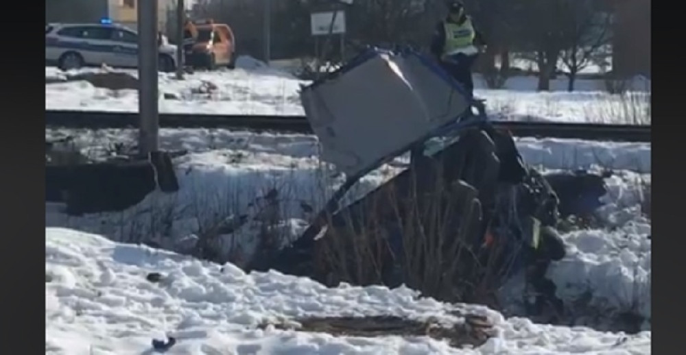 Voz smrskao automobil, vozač preživeo! (VIDEO)