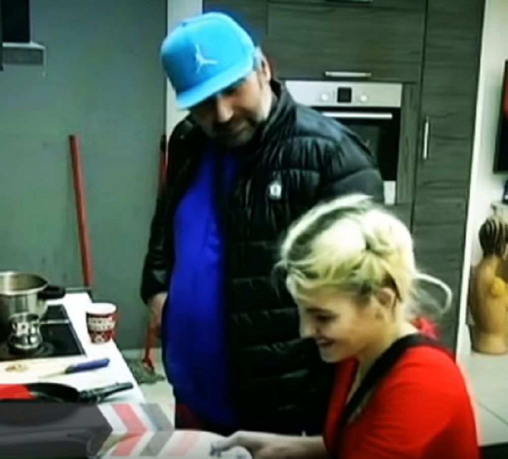 Pogledajte Sarinu reakciju kada joj je Miki pipnuo grudi