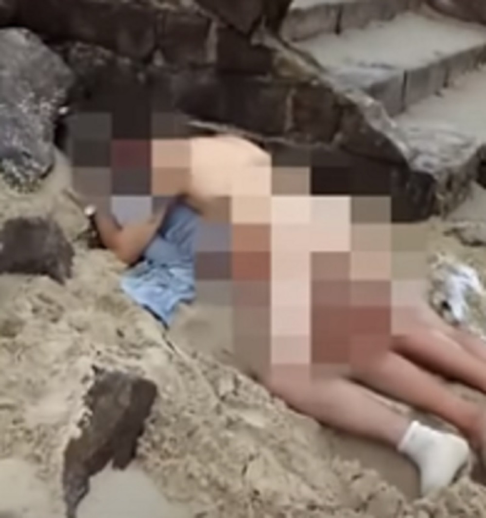 Žestoko se seksali na plaži, pa je muškarac zaspao na ženi (18+)