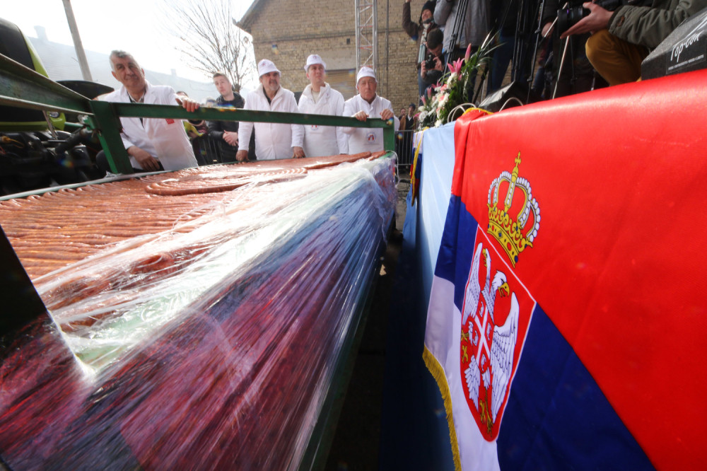 Ginisov rekord u Vojvodini - kobasica dugačka više od dva kilometra (FOTO GALERIJA)
