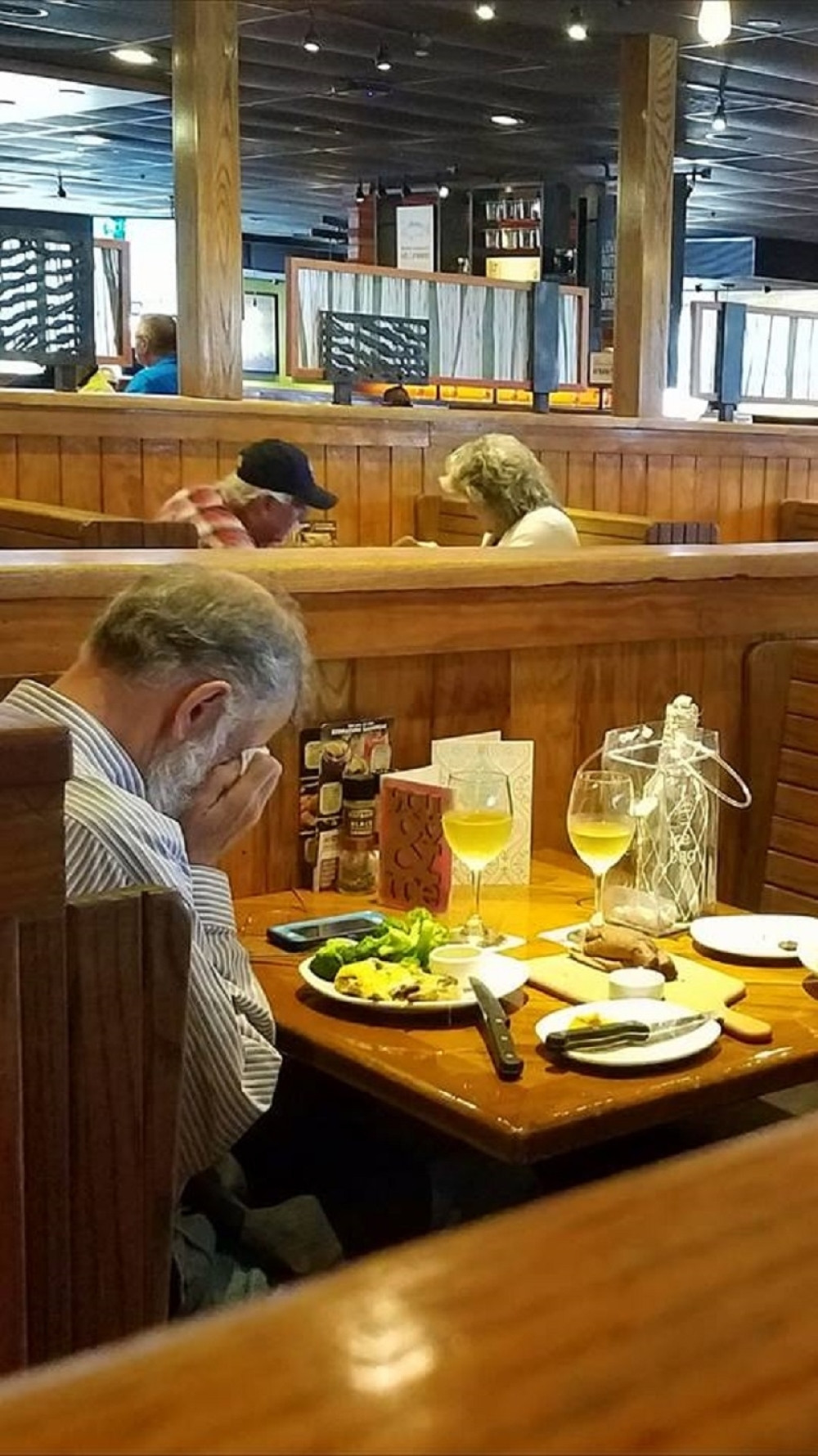 Sedeo je sam za stolom i neutešno plakao, evo i zašto