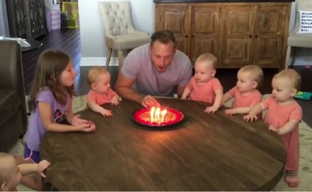 Pevale mu rođendansku pesmu, a kad je ugasio svećice nastao haos!