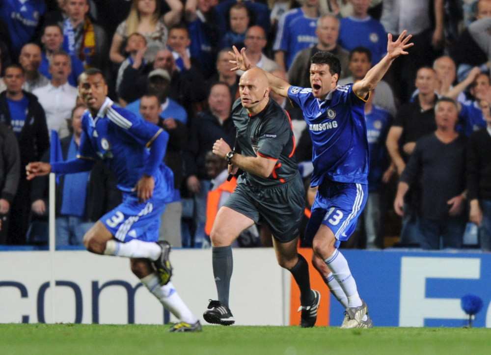 Legendarni sudija već devet godina se krije od Čelsijevih navijača (VIDEO)