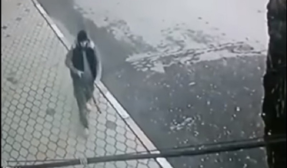 Kamere snimile napadača kako ubija ljude ispred crkve!