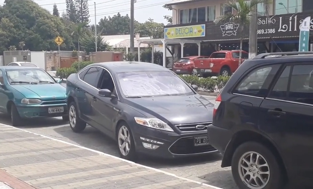 Sedela u kolima, podigla automobil i isparkirala se!