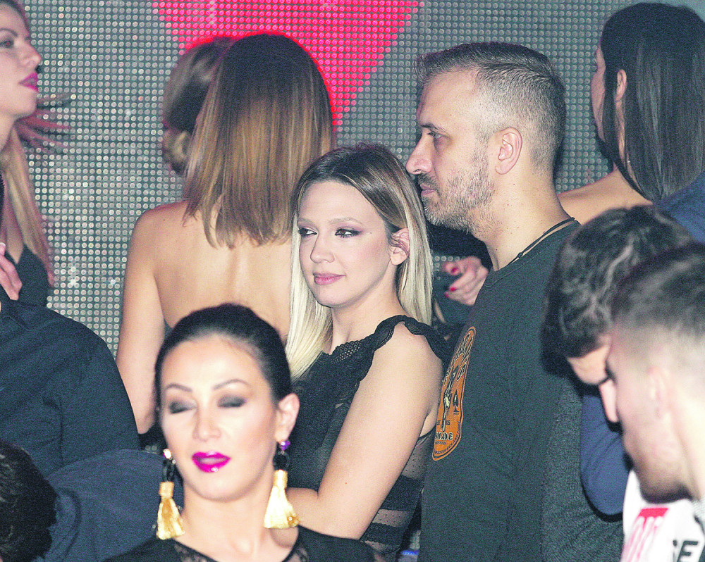 Milicu Todorović dečko čuva od znatiželjnih pogleda!