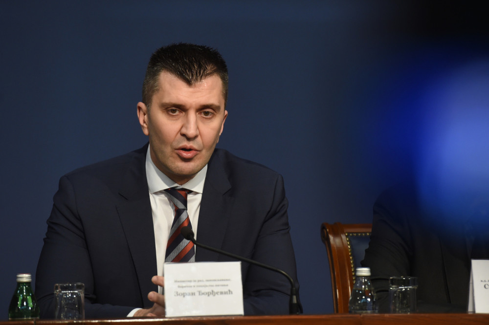 Ministar Zoran Đorđević promenio imidž, pa fotografiju podelio sa javnošću