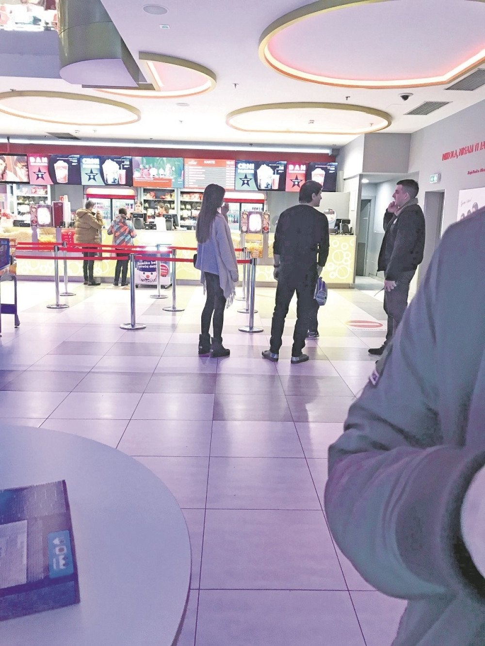 Pogledajte šta slavni fudbaler radi sa suprugom u tržnom centru!