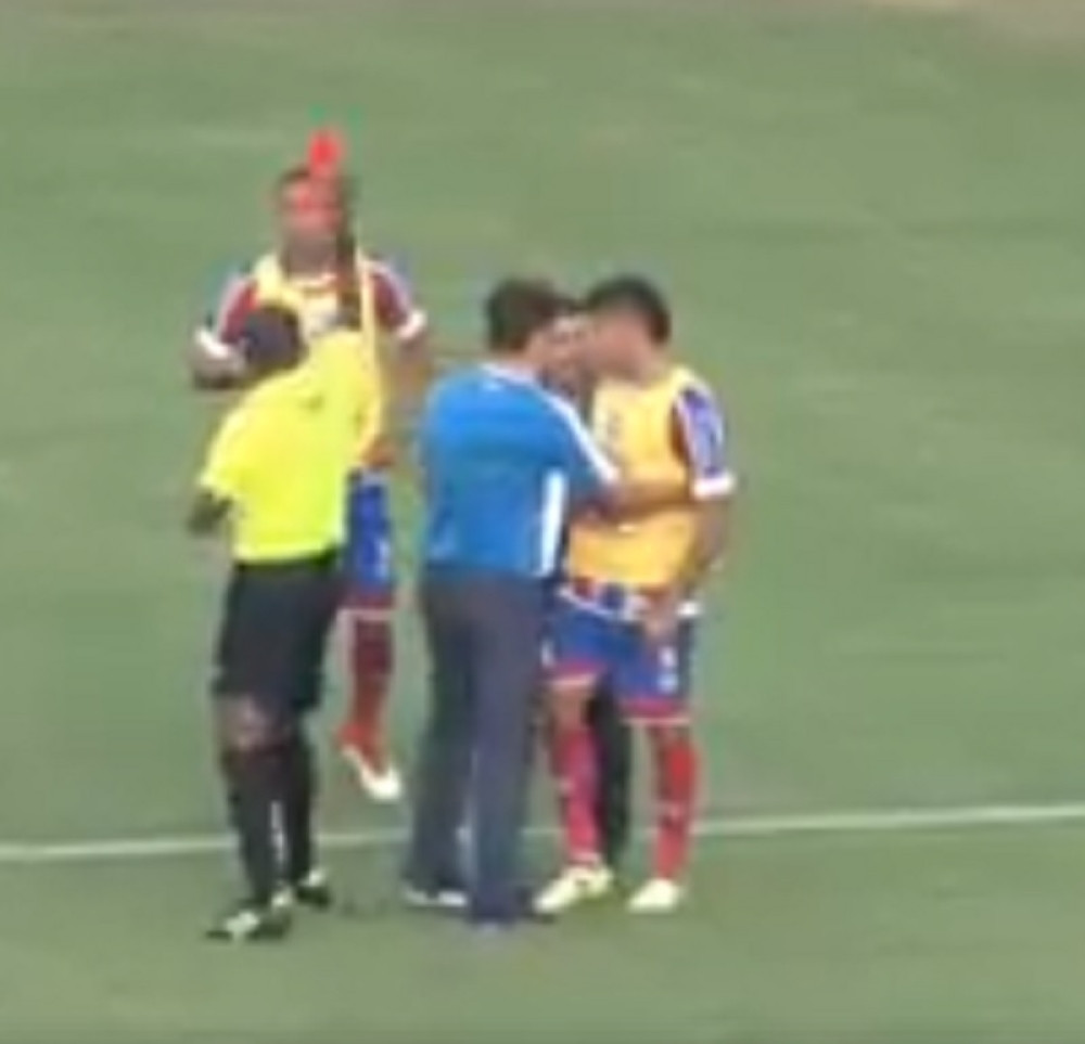 Derbi prekinut jer više nije imao ko da igra (VIDEO)