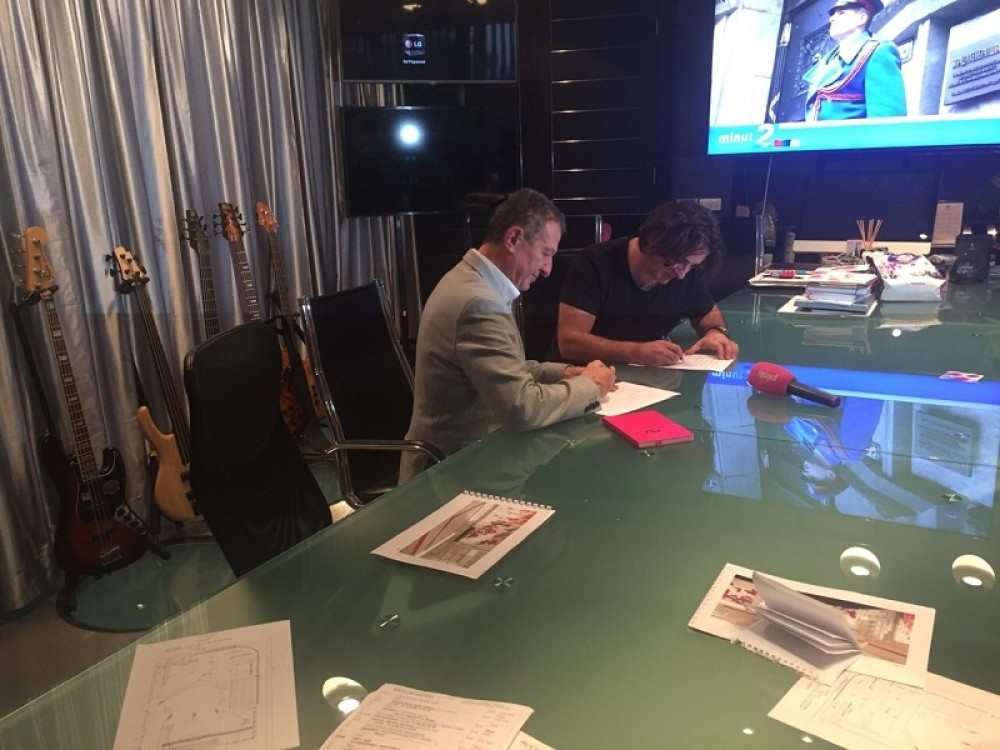 Žika Nikolić potpisao ugovor sa Mitrovićem! (FOTO)