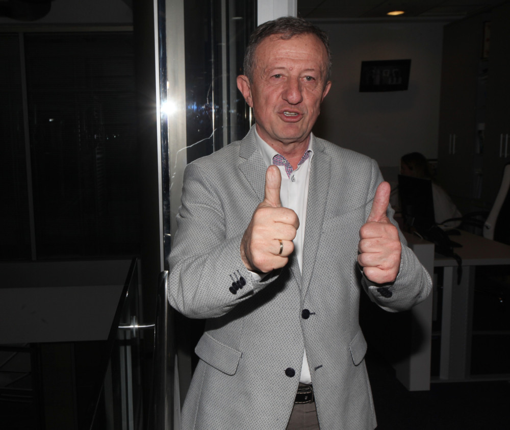 Žika Nikolić poklonio Vučiću žensku šajkaču i čarape