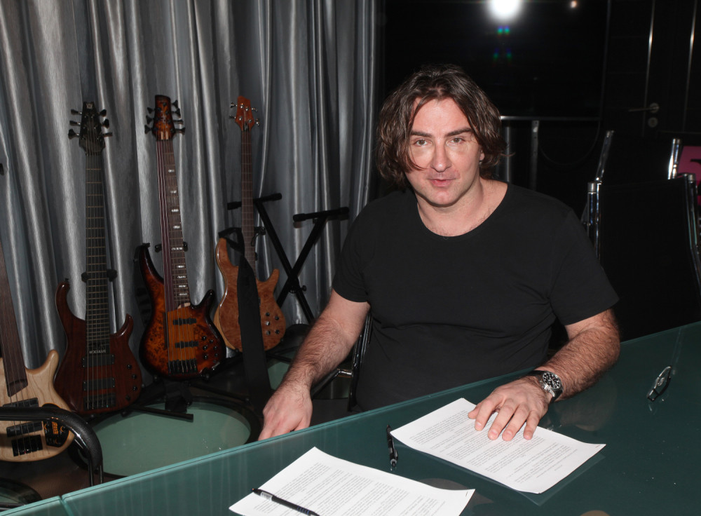 I TO SA OBE! Zadrugar uhvaćen sa ćerkama Željka Mitrovića!