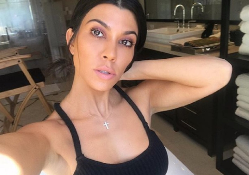 Kortni Kardašijan raspametila u kratkoj haljini, a svi su gledali u detalj na njenim grudima!