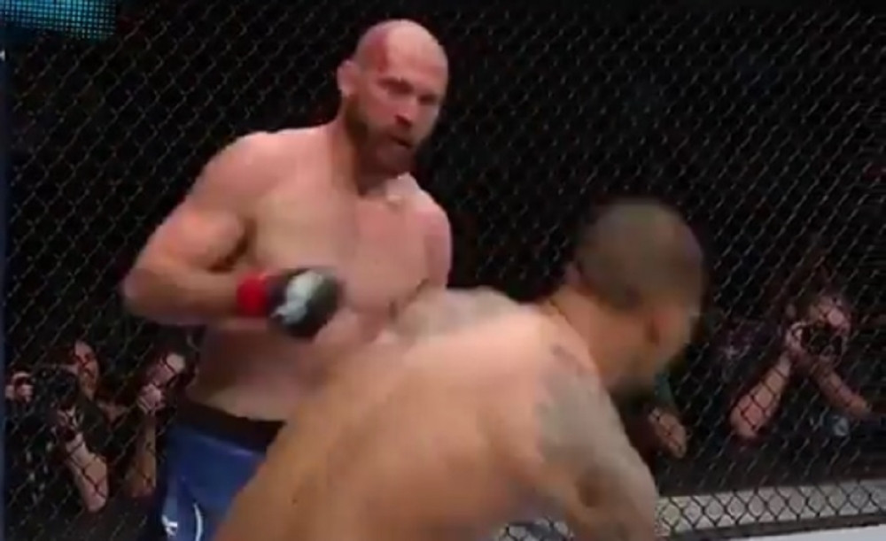 Oborio ga na pod, ali nije hteo da ga dokusuri (VIDEO)