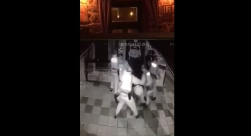 Policajci brutalno pretukli trojicu momaka (VIDEO)