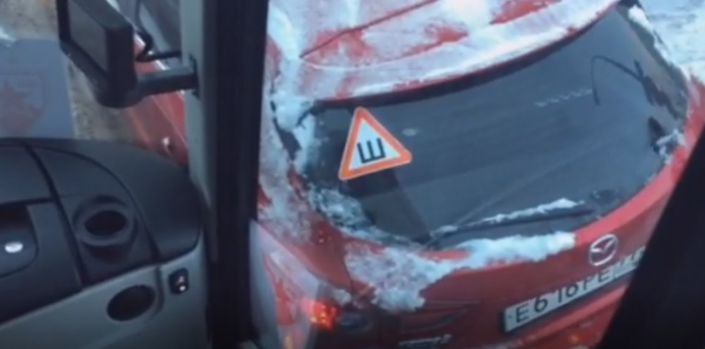 Ruskinja udarila u autobus sa srpskim novinarima! (FOTO)