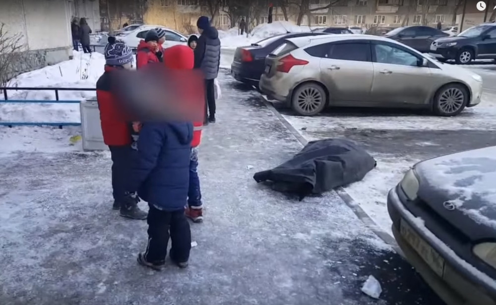 Čovek se bacio sa zgrade, deca se igrala oko njegovog leša!