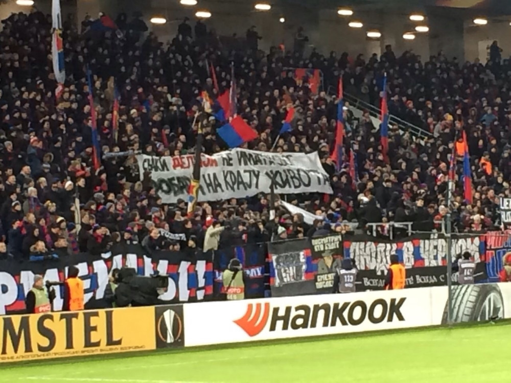 Igrače Zvezde dočekao na tribini CSKA "grobarski" transparent, evo šta je pisalo (FOTO)