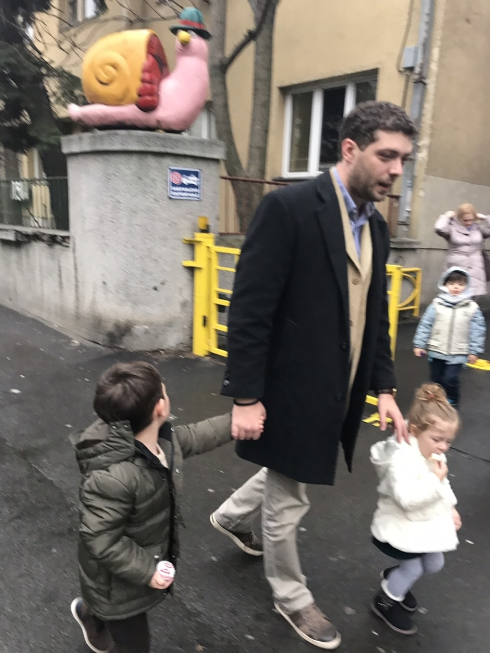 Radikal vodio decu na predstavu kod Kockice! (FOTO)