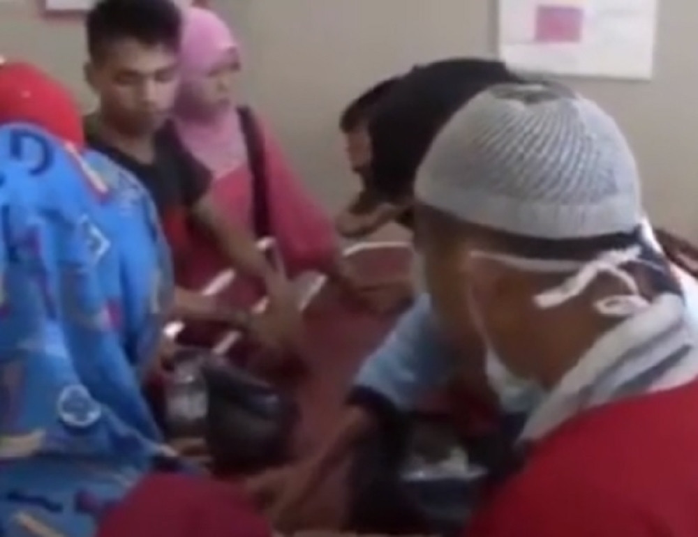 Dečak-kokoška za dve godine sneo 20 jaja (VIDEO)