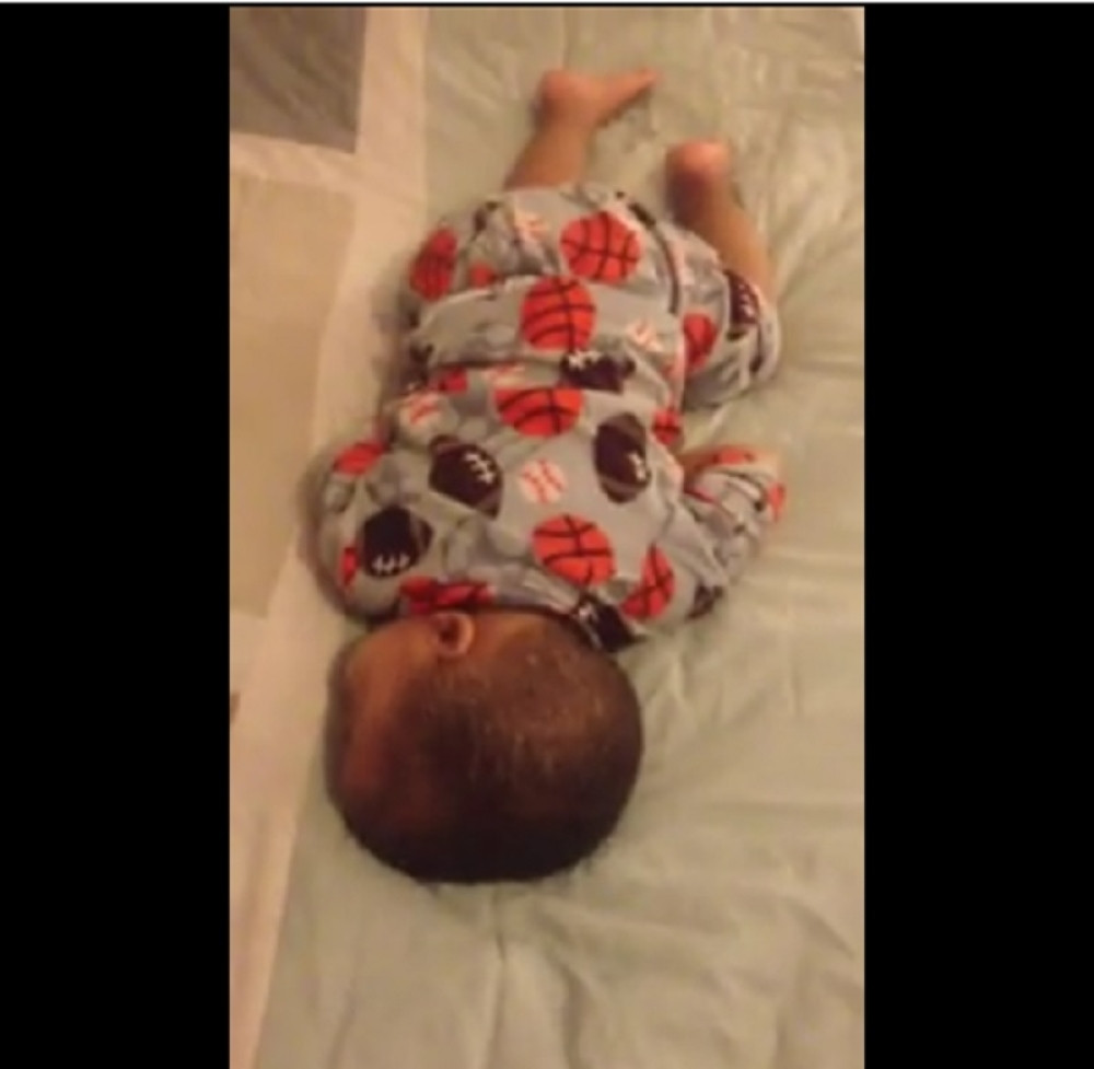 Bebac spavao, a kad mu je mama pustila muziku on uradio nešto preslatko (VIDEO)