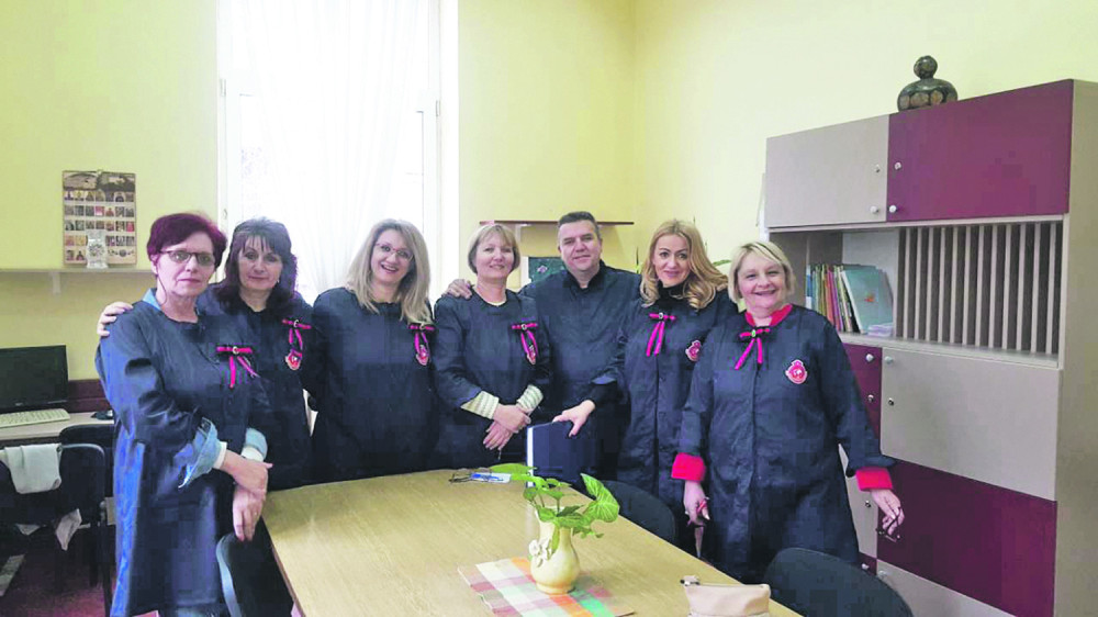 Umesto đaka, nastavnici u keceljama!