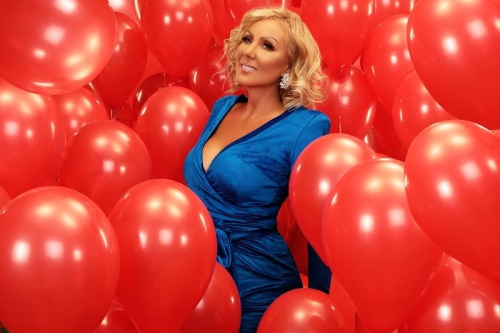 Lepa Brena postala crvenokosa!