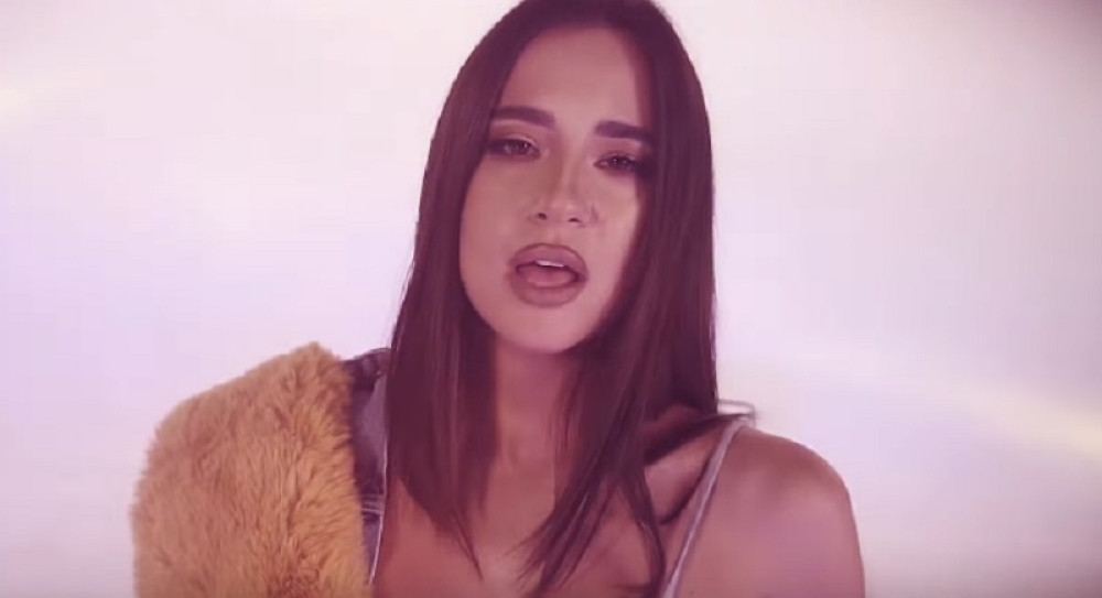 Srpska pevačica u ulozi Bogorodice: Gole grudi i oreol iznad glave! (ŠOK FOTO)