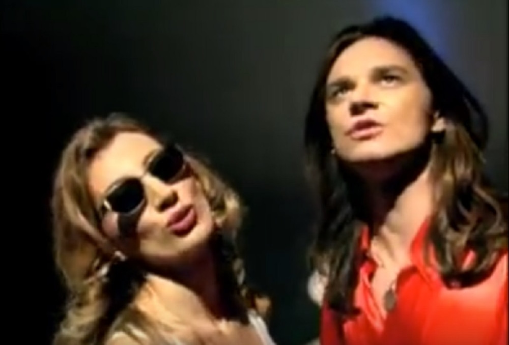 Poznati pevač varao ženu: Konačno priznao da je bio sa koleginicama iz benda!