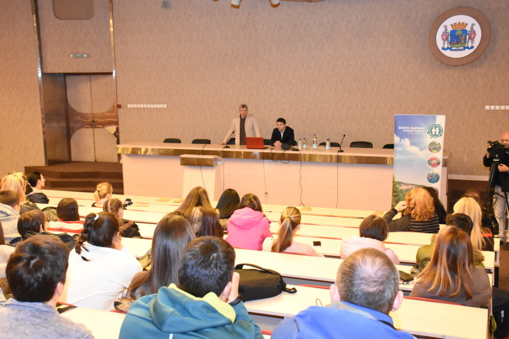 Organizovani besplatni sportski sadržaji: plivanje, pešačke ture, izleti...