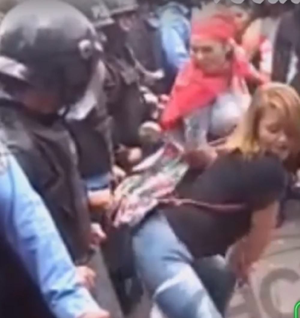 Žene tverkovale ispred kordona policije (VIDEO)