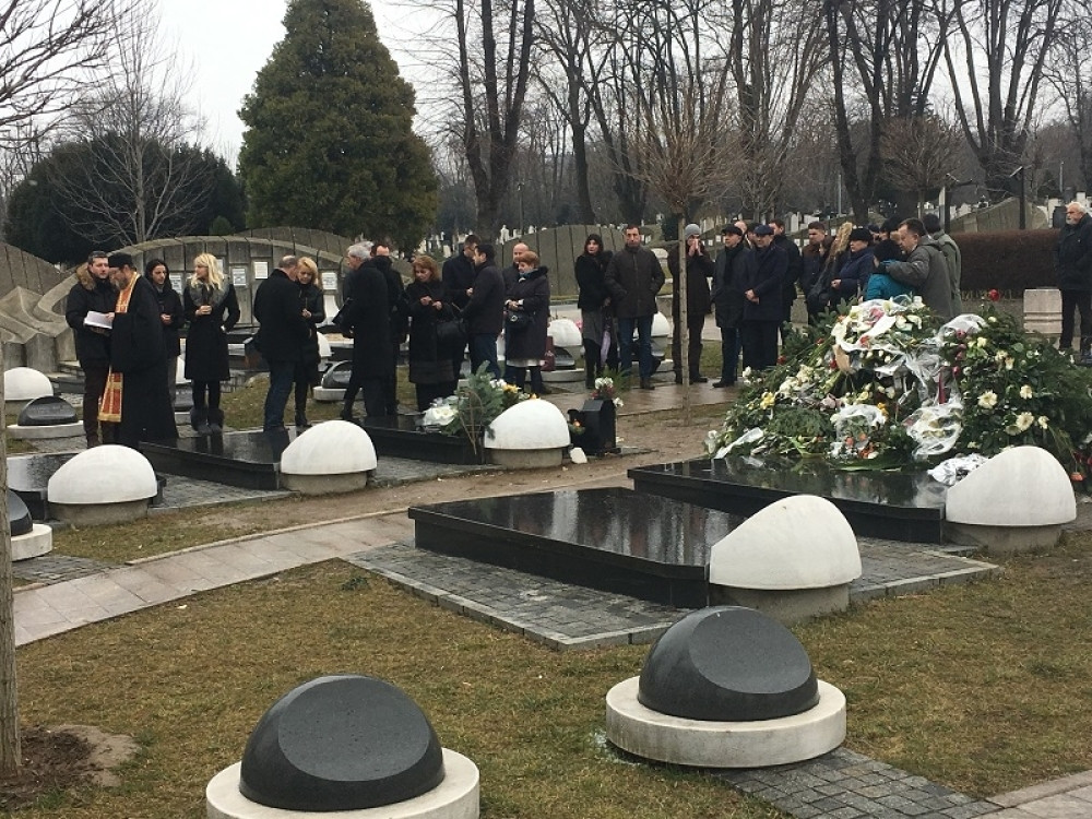 Porodica skamenjena od bola odala poštu Ivanoviću (FOTO)