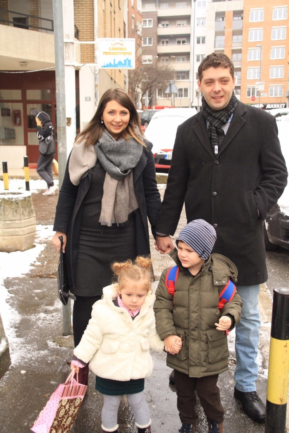 Uveče u ruskoj ambasadi, ujutru vodi decu u vrtić!