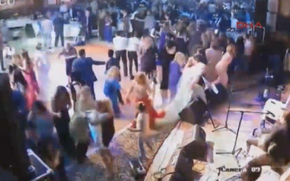 Poludeo je, izvukao pištolj i pucao u koga je stigao! (VIDEO)