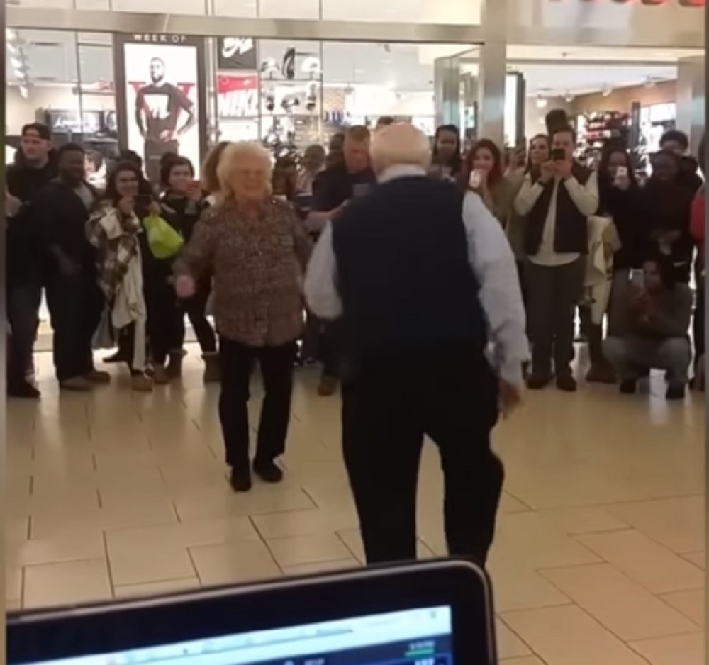 Baka i deka čuli muziku u tržnom centru, pa priredili šou za pamćenje!