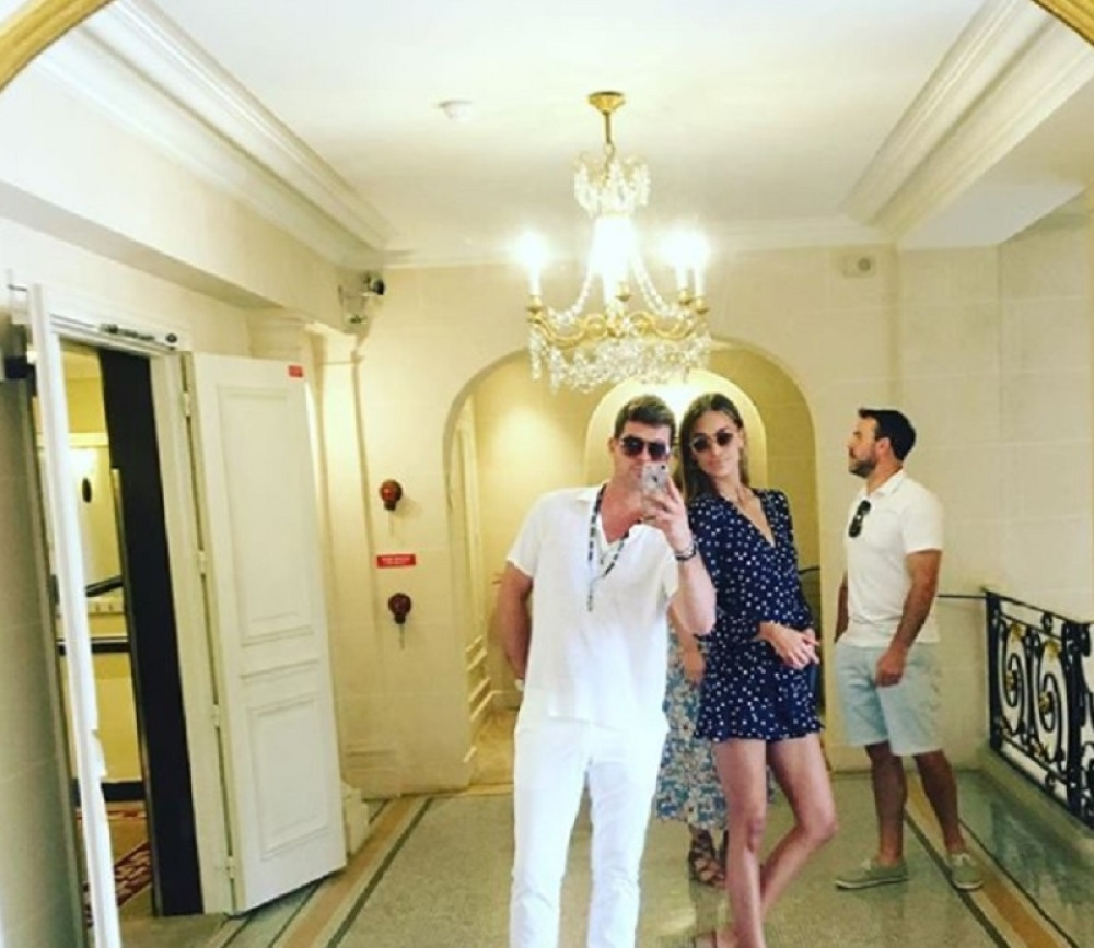 Poznati pevač postao otac, pa lepe vesti podelio na najlepši način!