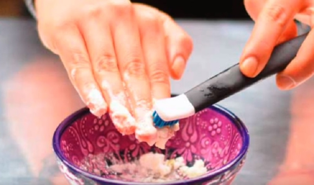 Utrljala je sodu bikarbonu na nokte, zbog onoga što se desilo uradićeš odmah isto!