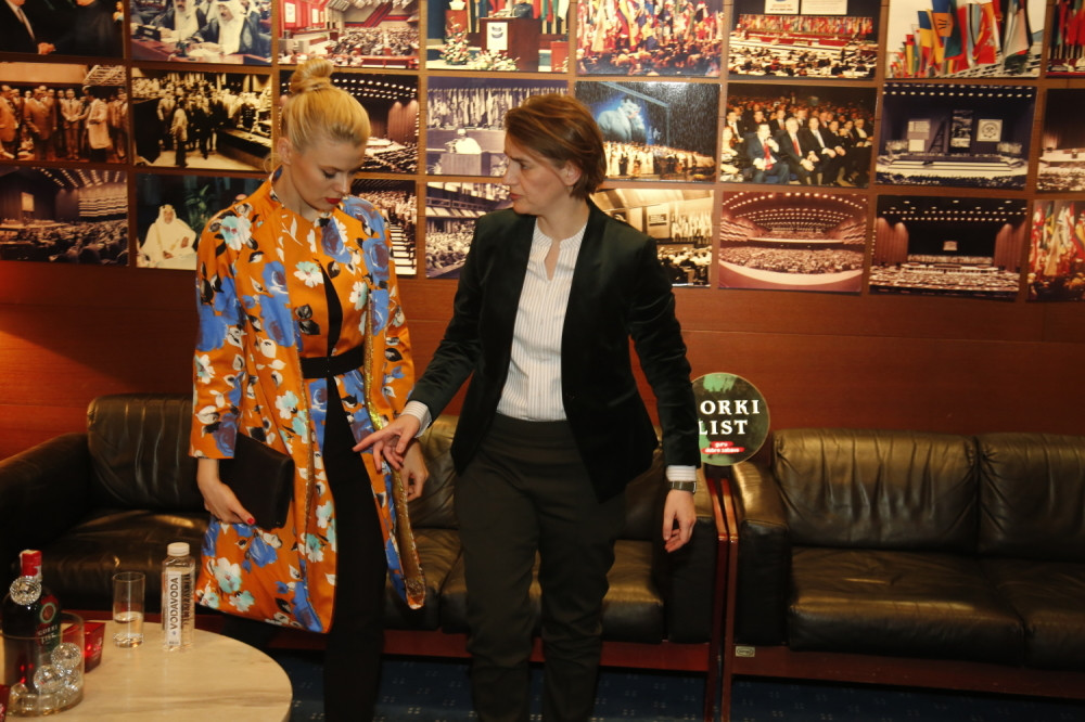 Ovako se Ana Brnabić provodila sa devojkom na otvaranju Festa